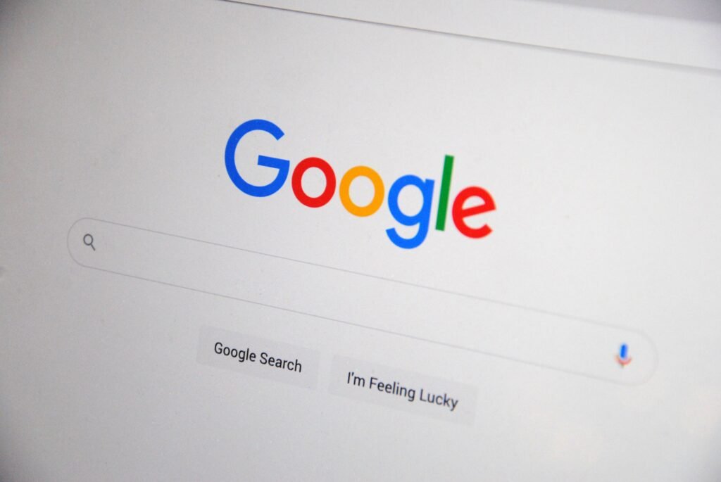 Ilustración de una lupa con barras ascendentes: Actualización de Google: cómo saber si afectó el tráfico de tu web