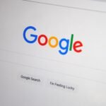 Ilustración de una lupa con barras ascendentes: Actualización de Google: cómo saber si afectó el tráfico de tu web
