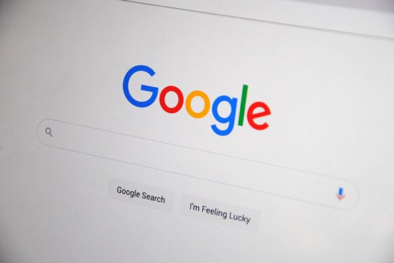 Ilustración de una lupa con barras ascendentes: Actualización de Google: cómo saber si afectó el tráfico de tu web