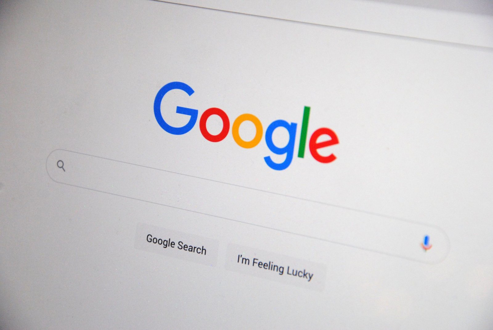 Ilustración de una lupa con barras ascendentes: Actualización de Google: cómo saber si afectó el tráfico de tu web